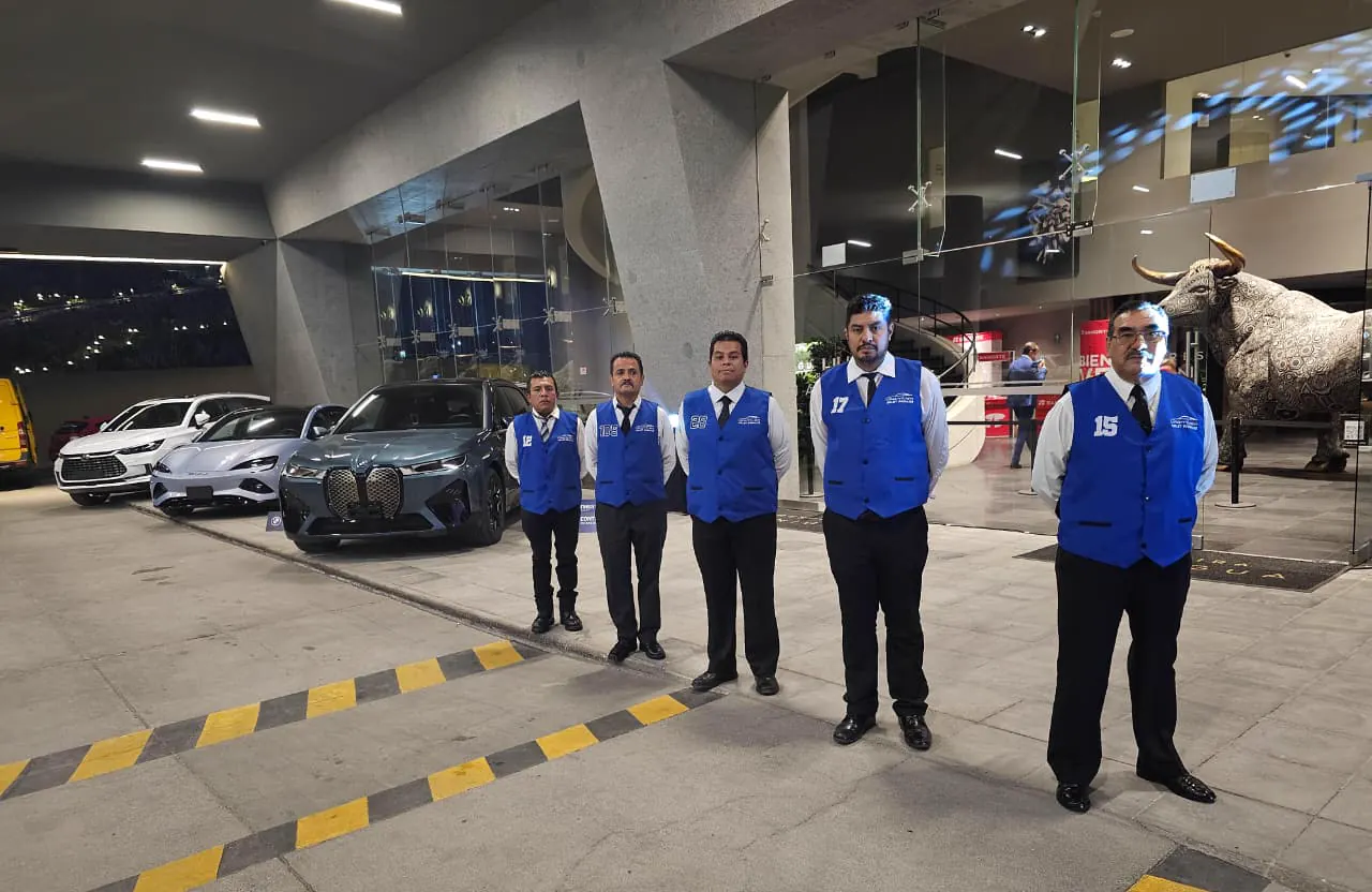 Cinco colaboradores de valet formados en un acceso interior para vehículos