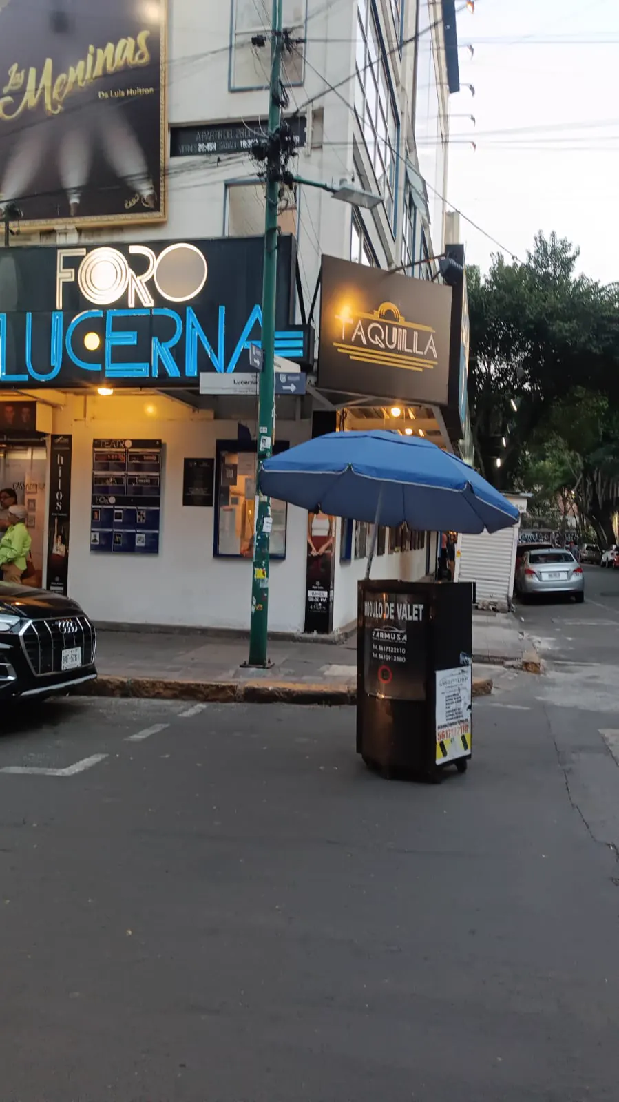 Módulo urbano de valet con sombrilla instalado junto a una esquina