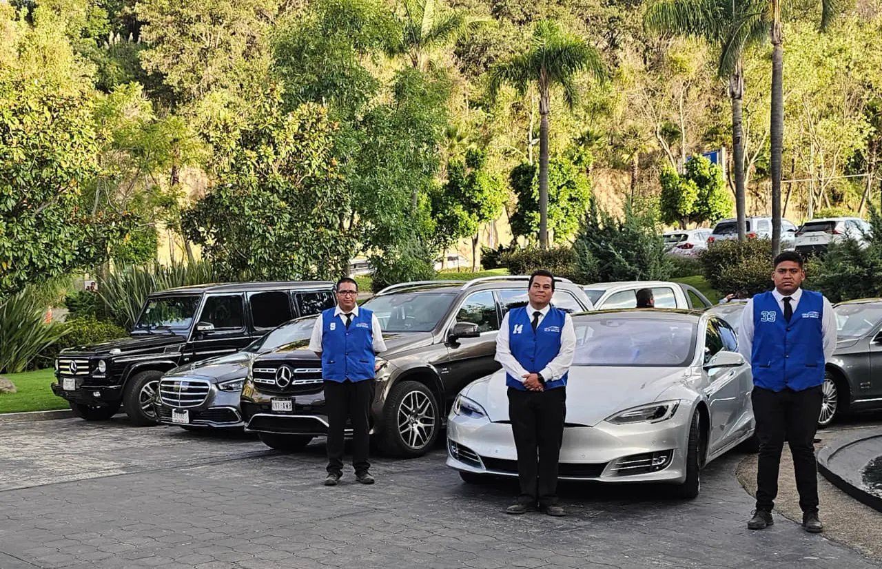 Tres colaboradores de valet distribuidos entre varios vehículos